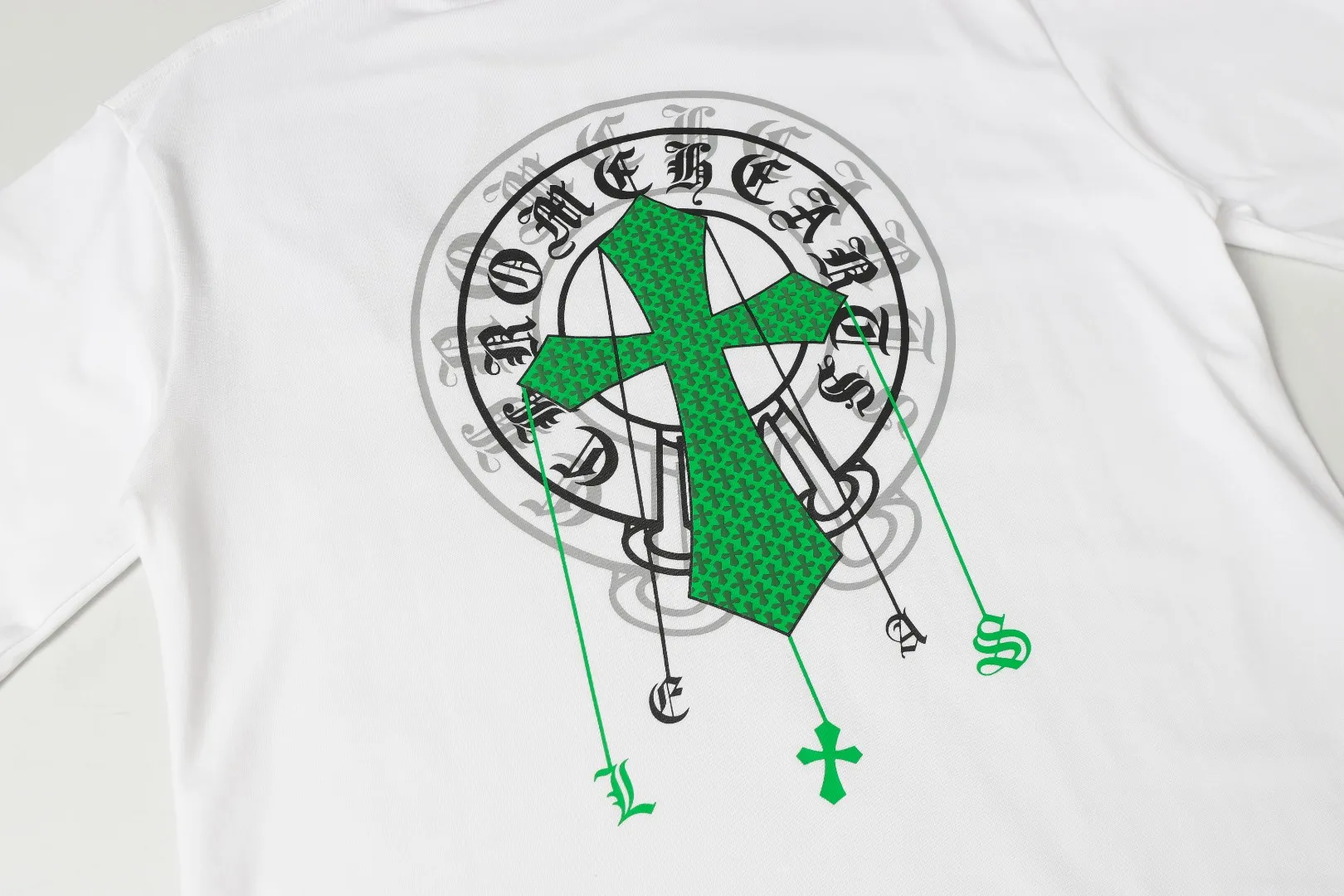 P160 Chrome Hearts* Chrome Hearts are made of 300g double yarn fabric, 1*1 Solona rib, imported digital white ink front and rear direct spray + foaming, 3D relief effect, in the perfect blend of fashion and science, a feast of precision and color, high-definition color details, green and environmentally friendly concepts, loose version, same style for men and women. Color: Black White Size: XS S M L